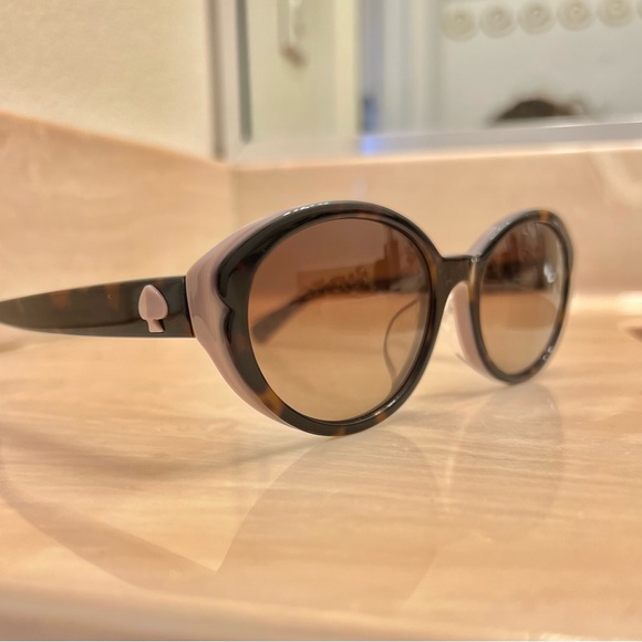 kate spade Accessories - Kate spade sunglasses new in case. Just got in. come with a free designer gift